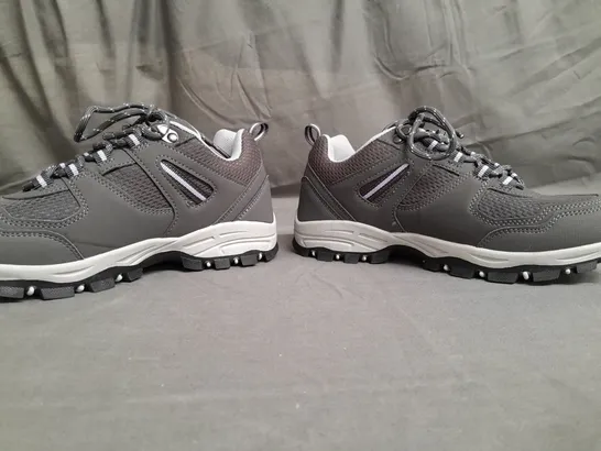 BOXED PAIR OF MOUNTAIN WAREHOUSE WOMENS WIDE FIT WALKING SHOES SIZE UK 4