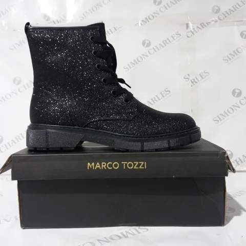 BOXED PAIR OF MARCO TOZZI ANKLE BOOTS IN BLACK W. GLITTER EFFECT EU SIZE 40