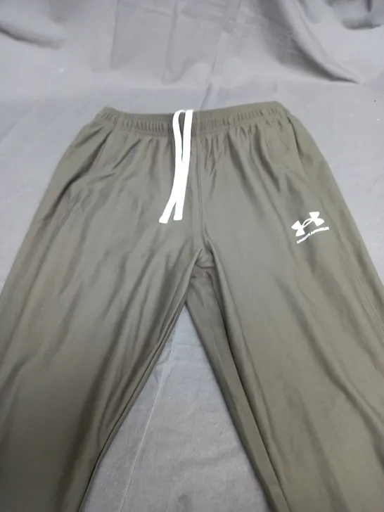 UNDERARMOUR TRACKSUIT PANTS IN KHAKI - MEDIUM