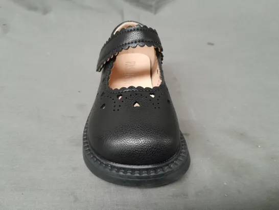 BOXED PAIR OF FASHION KID'S VELCRO STRAP SHOES IN BLACK EU SIZE 24-26