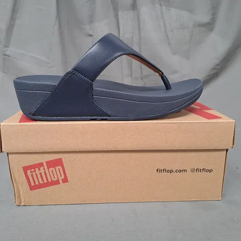 BOXED PAIR OF FITFLOP LULU LEATHER TOE-POST SANDALS IN NAVY UK SIZE 4.5