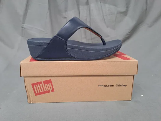 BOXED PAIR OF FITFLOP LULU LEATHER TOE-POST SANDALS IN NAVY UK SIZE 4.5