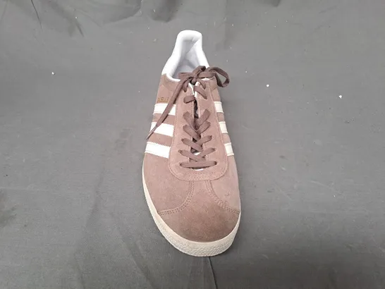 PAIR OF ADIDAS GAZELLE SHOES IN TAN/WHITE UK SIZE 8