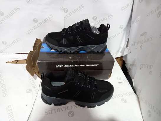 BOXED PAIR OF BLACK SKETCHERS SPORT - SIZE 10