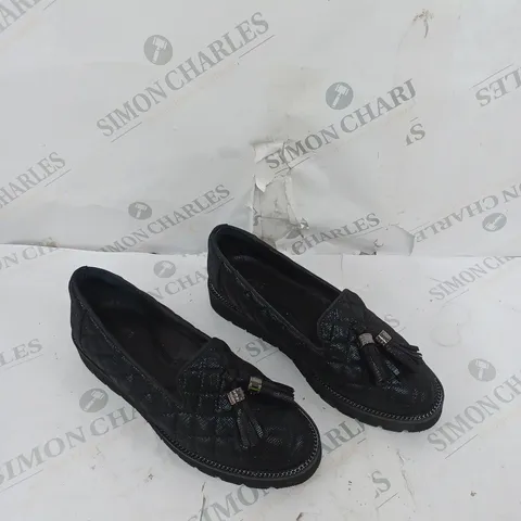 UNBOXED PAIR OF MODA IN PELLE EMMERSON BLACK SIZE 4
