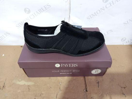 BOXED PAIR OF PAVERS SIZE 39