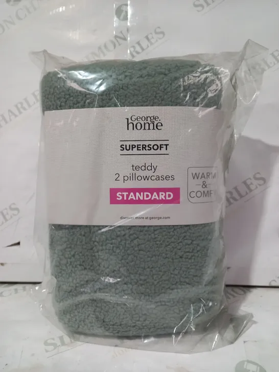 BOX OF APPROXIMATELY 5 BRAND NEW PAIRS OF SUPERSOFT TEDDY PILLOWCASES IN GREEN - STANDARD