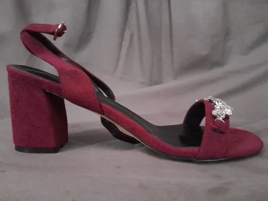 BOXED PAIR OF DISEGNER OPEN TOE BLOCK HEEL SANDALS IN WINE RED W. JEWEL EFFECT EU SIZE 43