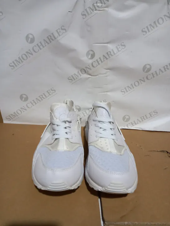 BOXED PAIR OF NIKE AIR HUARACHE IN WHITE SIZE 9