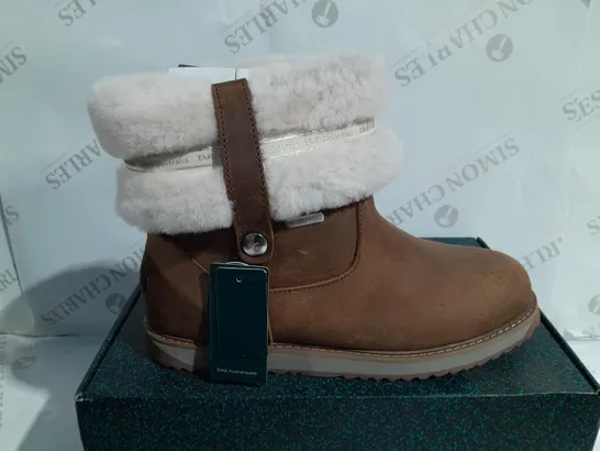 BOXED PAIR OF EMU ALL WEATHER SCOTT WATERPROOF SHEEPSKIN ANKLE BOOTS, BROWN - SIZE 6