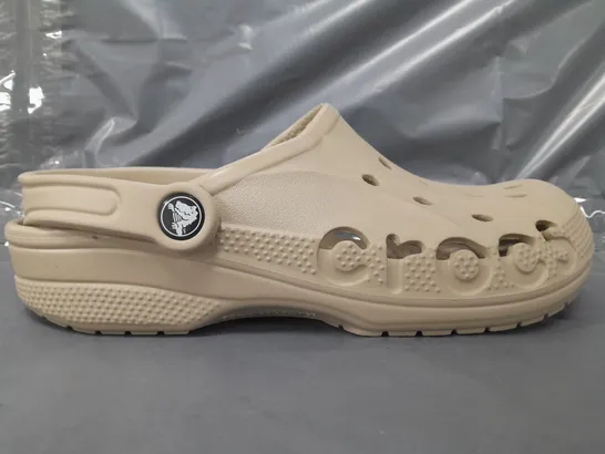 PAIR OF CROCS BAYA CLOGS IN COBBLESTONE UK SIZE M5/W6