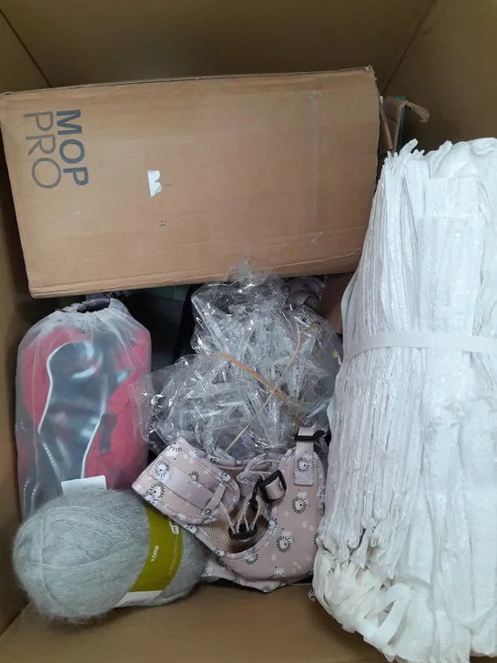 BOX OF APPROX 15 ASSORTED ITEMS TO INCLUDE - BIRD HOUSE, BIG CUP, YARN ETC