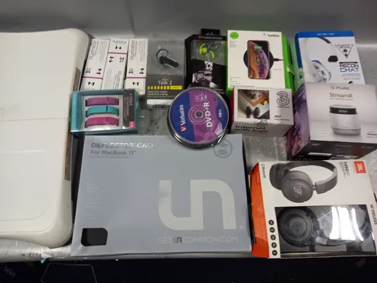 LARGE QUANTITY OF ASSORTED ITEMS TO INCLUDE BELKIN CHARGE PAD, PURE DAB+ SPEAKER, MACBOOK 13" CASE AND SPECTRUM NOIR PENS