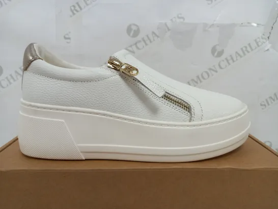 BOXED PAIR OF DUNE LONDON WHITE PLATFORM ZIP UP TRAINERS - EU 37