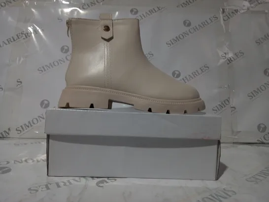 BOXED PAIR OF UNBRANDED BOOTS IN CREAM EU SIZE 37