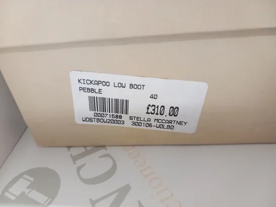 BOXED PAIR OF STELLA MCCARTNEY KICKAPOO LOW BOOT PEBBLE SIZE 40