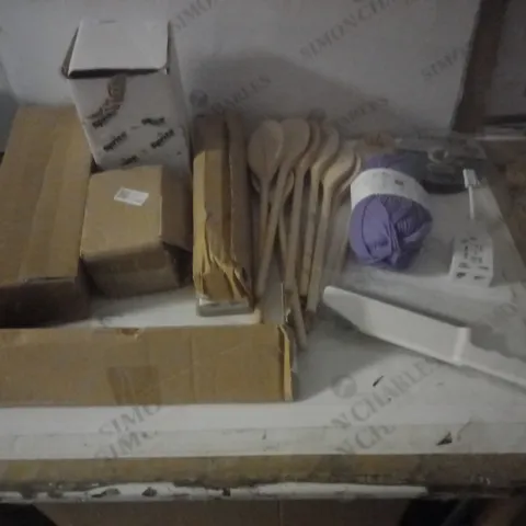 GROUP OF APPROX 10 ASSORTED ITEMS TO INCLUDE WOODEN SPOONS, WOOL, BRUSH ETC