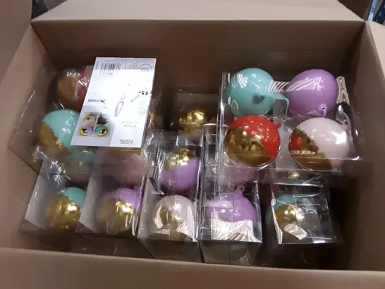 BOX CONTAINING APPROXIMATELY 9 BRAND NEW BOXED GLASS BAUBLE 4PKS