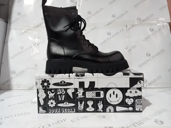 BRAND NEW BOXED PAIR OF KOI VEGAN LEATHER GIMLI MEN'S SQUARE TOE LACE UP BOOTS IN BLACK UK SIZE 10