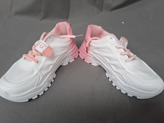 BOXED PAIR OF JINTU KIDS SHOES IN WHITE/PINK GRADIENT EU SIZE 32