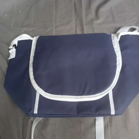 KRONENBOURG 1664 INSULATED BAG IN NAVY/WHITE