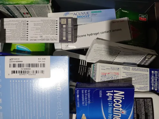 APPROXIMATELY 20 ASSORTED HEALTH CARE ITEMS TO INCLUDE EYE EXPERT FINESS CONTACT LENSES, 1-DAY ACUVUE MOIST CONTACT LENSES, ETC