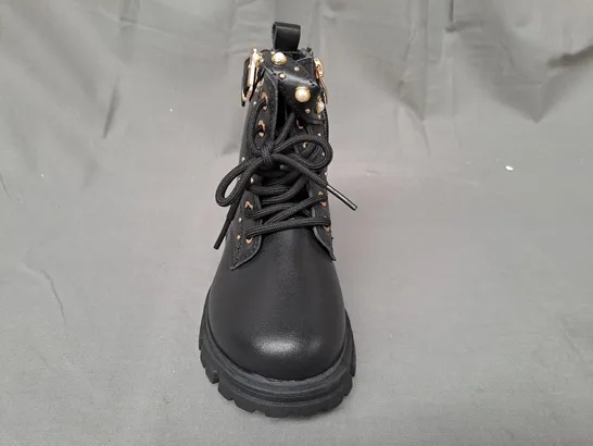 BOXED PAIR OF DESIGNER KIDS ANKLE BOOTS IN BLACK EU SIZE 30