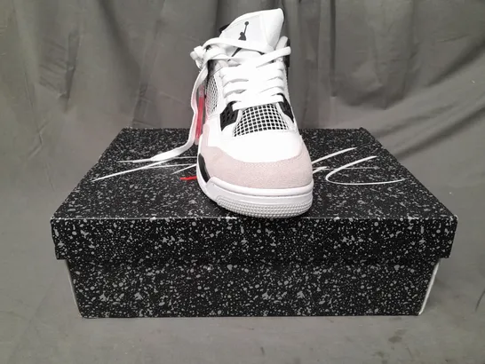 BOXED PAIR OF NIKE AIR JORDAN 4 RETRO SHOES IN WHITE/BLACK UK SIZE 8