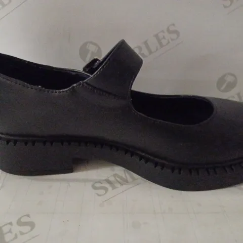 PAIR OF WOMEN'S MARY JANES SIZE 6