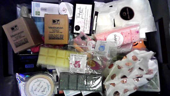 LOT OF APPROXIMATELY 30 ASSORTED CANDLES & WAX MELTS