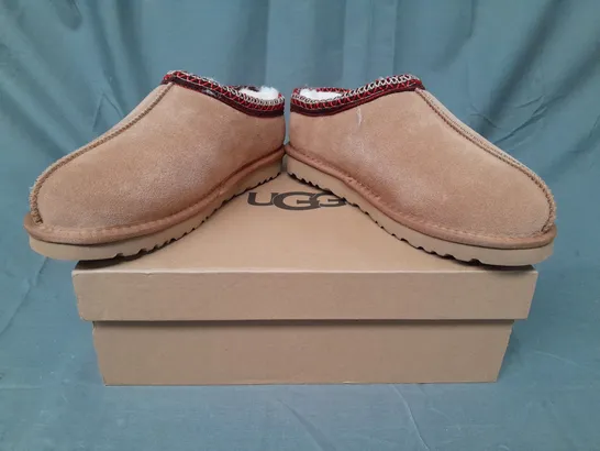 BOXED PAIR OF UGG SLIP-ON FAUX FUR LINED SHOES IN TAN UK SIZE 5
