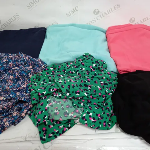 BOX OF APPROXIMATELY 20 ASSORTED CLOTHING ITEMS TO INCLUDE TOPS, DRESSES, PANTS ETC