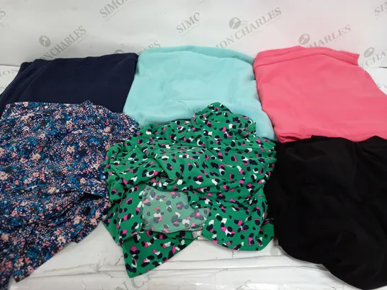 BOX OF APPROXIMATELY 20 ASSORTED CLOTHING ITEMS TO INCLUDE TOPS, DRESSES, PANTS ETC