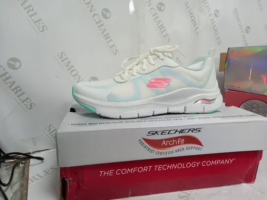 SKETCHERS ARCHFIT TRAINERS SIZE 5.5