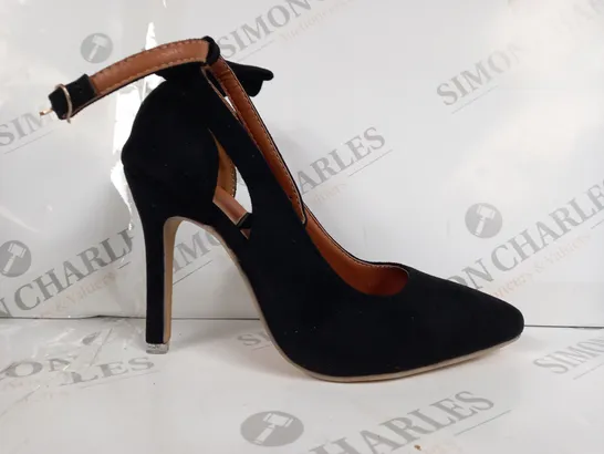 BOXED PAIR OF DESIGNER POINTED TOE STILETTO HEELS IN BLACK EU SIZE 37