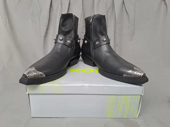 BOXED PAIR OF KOI SOUL RENDER COWBOY BOOTS IN BLACK/SILVER EFFECT UK SIZE 12