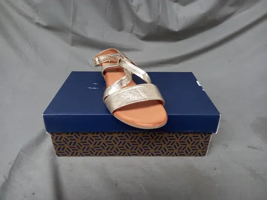 BOXED PAIR OF CARL SCARPA TIANEY SANDALS IN GOLD SIZE 6