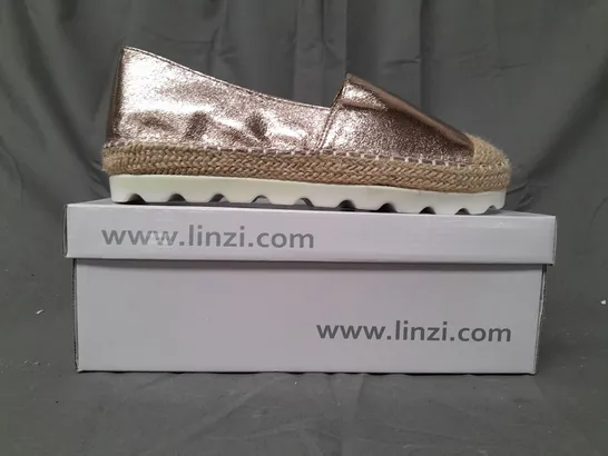 BOX OF APPROXIMATELY 10 BOXED PAIRS OF LINZI SLIP-ON SHOES IN ROSE GOLD - VARIOUS SIZES