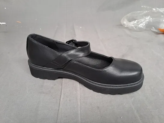 BOX OF APPROXIMATLY 10 BLACK LILLEY SHOE IN VARIOUS SIZES 