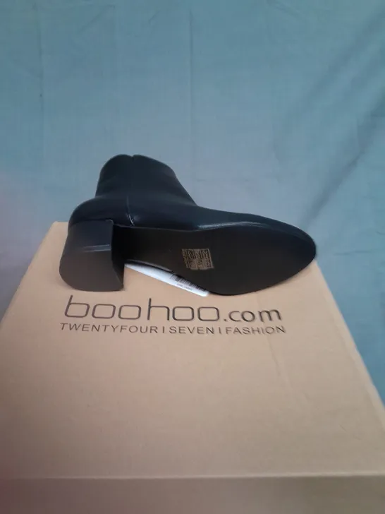 BOXED PAIR OF BOOHOOMAN BASIC BLOCK HEEL SHOE BOOT BLACK SIZE 4 