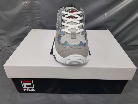 BOXED PAIR OF FILA SELECT LOW SHOES IN GREY/VIOLET W. PRISMATIC EFFECT UK SIZE 4