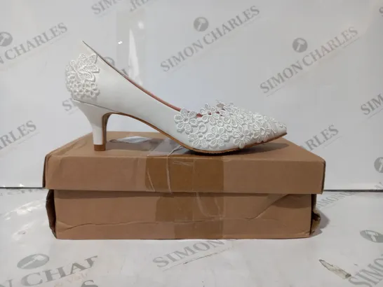 BOXED PAIR OF CRYSTAL QUEEN POINTED TOE LOW HEEL BRIDAL SHOES IN WHITE W. EMBROIDERED FLORAL DESIGN EU SIZE 36