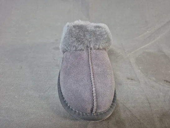 BOXED PAIR OF UGG SLIPPERS IN GREY UK SIZE 7