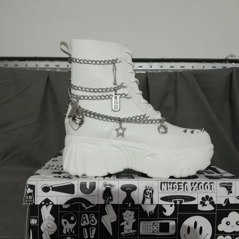 BOXED PAIR OF KOI BOOTS IN WHITE SIZE 5