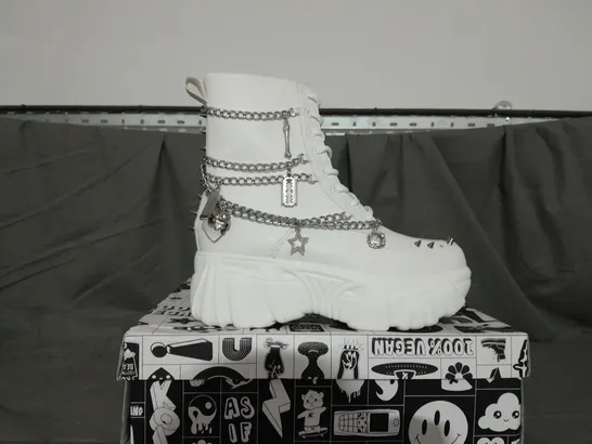 BOXED PAIR OF KOI BOOTS IN WHITE SIZE 5