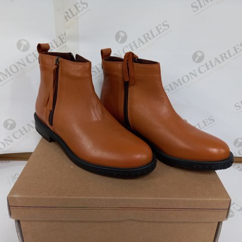 BOXED PAIR OF ADESSO BOOTS (TAN AND BLACK, SIZE 39EU)