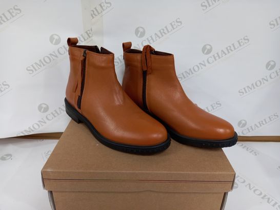 BOXED PAIR OF ADESSO BOOTS (TAN AND BLACK, SIZE 39EU)