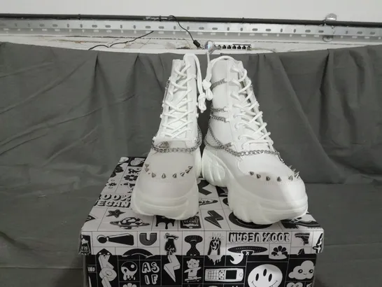 BOXED PAIR OF KOI BOOTS IN WHITE SIZE 5