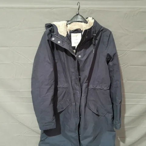 APPROXIMATELY 7 ASSORTED ITEMS OF WOMEN'S CLOTHING TO INCLUDE SEASALT CORNWALL RAINCOAT SIZE 12, WHITE STUFF JUMPER SIZE 20 