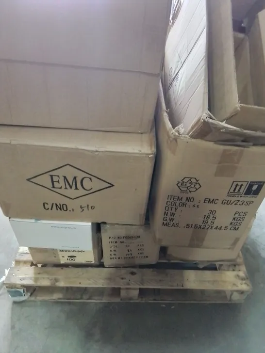 PALLET OF APPROXIMATELY 100 ASSORTED EMCOLITE LIGHTING TO INCLUDE - 31029 PISTON FITTING , Z SPOTLIGHT , MR16DOWNLIGHT ETC COLLECTION ONLY